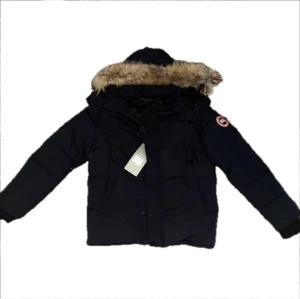 Canada Goose jacka - Canada goose jacka| skick 9/10 mycket bra skick| nypris: 9000kr| storlek: S| hör av dig vid minsta fundering 🤔 