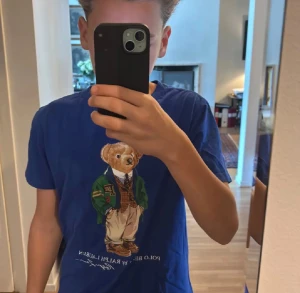 Blå Polo Bear t-shirt från Ralph Lauren - Snygg stilren T-shirt från Polo Ralph Lauren, med det klassiska björntrycket.  Skick 9/10✅ Hör av dig vid minsta intresse!                                                    Postar inom 24h✅ Är 160 på bilden!
