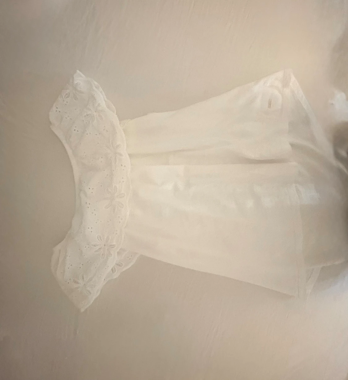 Vit offshoulder blus med broderi - 2