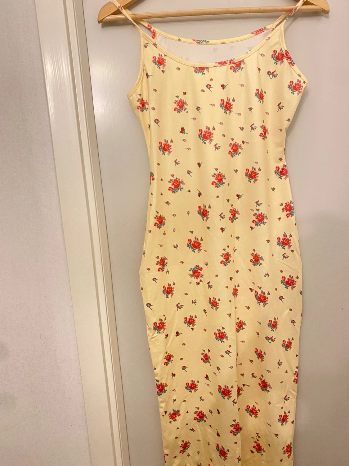 Lång blommig klänning med smala axelband