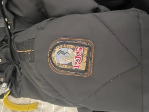 Svart Parajumpers parkajacka XS - En svart parajumper jacka som är väldigt varm och i bra skick, använde i ca 1 månad. Den är äkta men dock utan kvitto. Priset kan även diskuteras vid snabbt köp, står inte för frakten och upphämtning funkar i Södertälje. Jacka är i xs men passar även en S