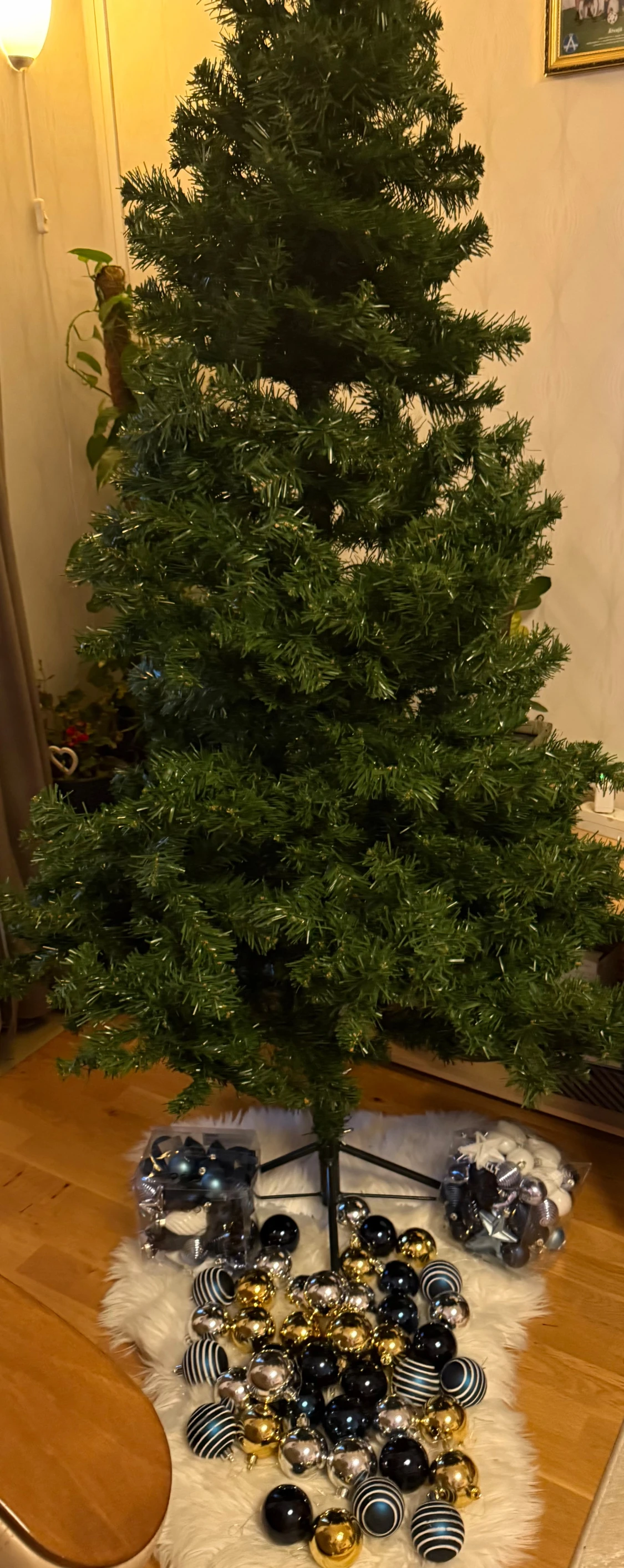 Julgran  med julgranskulor - 1