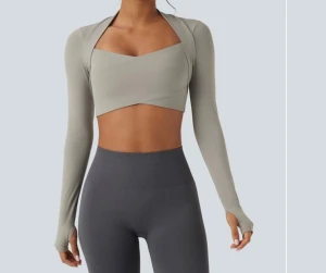 Sport topp - Ny sport top från Halara, prislapp kvar. Lent fint material som andas och där svettfläckar inte syns. Uttagbara inlägg vid brösten