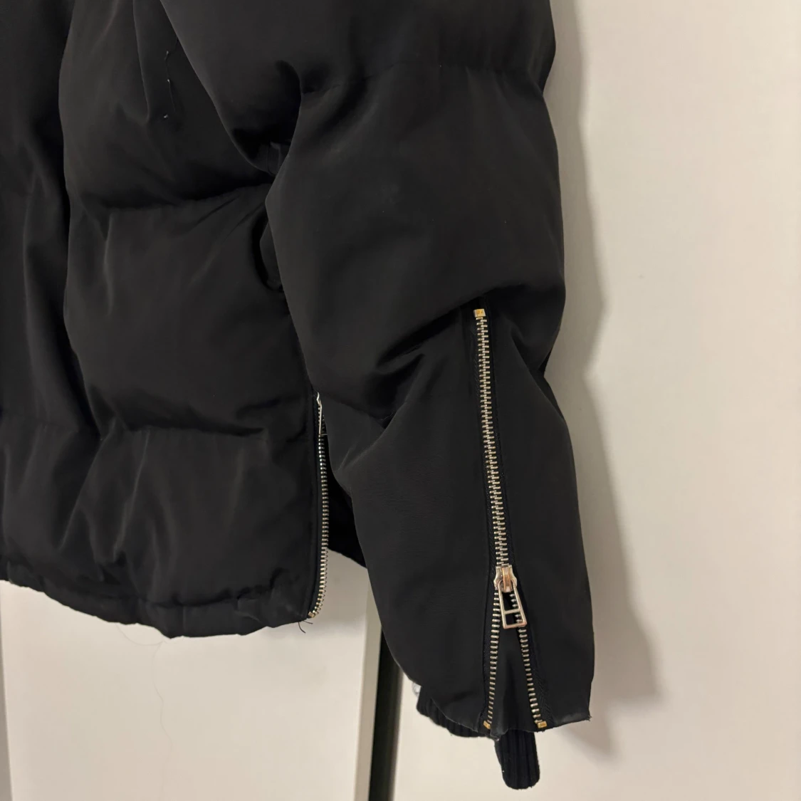 Svart pufferjacka från Moose Knuckles - 4