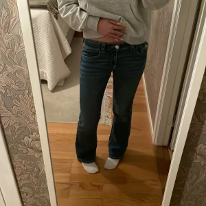 Blåa boot cut jeans från Gina young - Ett par blå bootcut jeans från Gina young i storlek 170. Low wait och fickor med paljetter där bak, använda ett fåtal gånger och inga tecken på skador eller annat! Kontakta vid frågor och vid köp välj helst instabox eller postnord. blir lättast att frakta för mig! Jag är 164cm lång och de är perfekta vid längden💗
