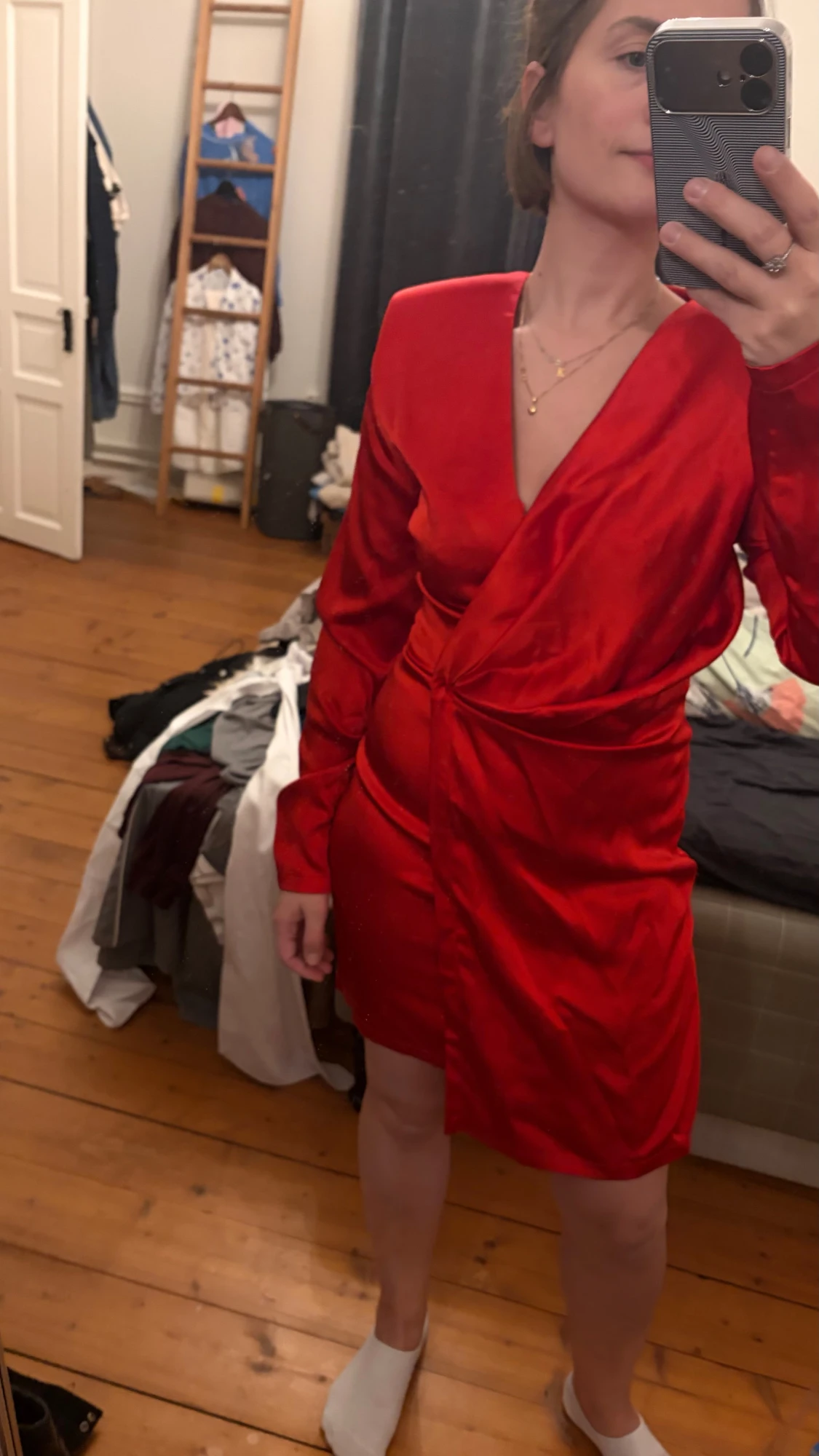 Röd omlottklänning i satin - 1