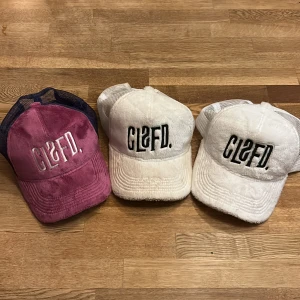 Classified kepsar i plysch och mesh - Tre snygga kepsar från Classified med broderad logga framtill. Två är vita med svart brodyr och en är lila med vit brodyr, alla har nät i bak o man kan fixa storlek på alla själv. Den lila är använd ca 10 gånger, den vita i mitten ca 20 gånger, den andra vita är ny, alla tre till salu för ett pris på 700 kr, kom gärna med frågor eller om du vill köpa en eller två🤩