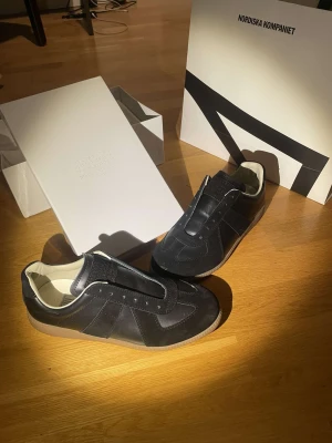 Maison Margiela Skor  - Fräscha och stilrena skor från masion margiela, storlek 44(passar även 43 bra) box och påse med kommer ✅Hör av er vid frågor eller liknand ‼️