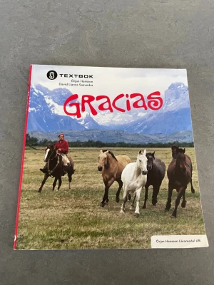Gracias 8 Textbok - Gracias 8 är en färgstark och inspirerande lärobok i spanska för årskurs 6–9. Boken har engagerande texter och bilder, och passar perfekt för dig som vill lära dig spanska på ett roligt och modernt sätt. Upptäck nya kulturer och språk med denna bok!