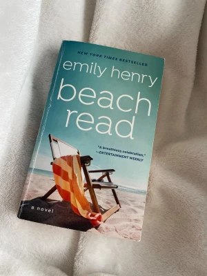Beach Read - En charmig och rolig roman om två författare som spenderar sommaren i strandhus, kämpar med skrivkramp och utmanar varandra att skriva utanför sin komfortzon. Perfekt för dig som gillar romantik, humor och feelgood med sommarkänsla!