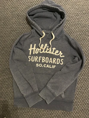 2000s Hollister hoodie (Sällsynt!) - Säljer nu denna sjukt snygga vintage 2000s hoodie från Hollister i perfekt skick😊 Passar perfekt i passformen och är perfekt nu runt höst och ❄️🤩Säljs ej längre och är ur en limiterad upplaga och är därför ovanlig och eftertraktad🙌 Skriv vid funderingar !📲