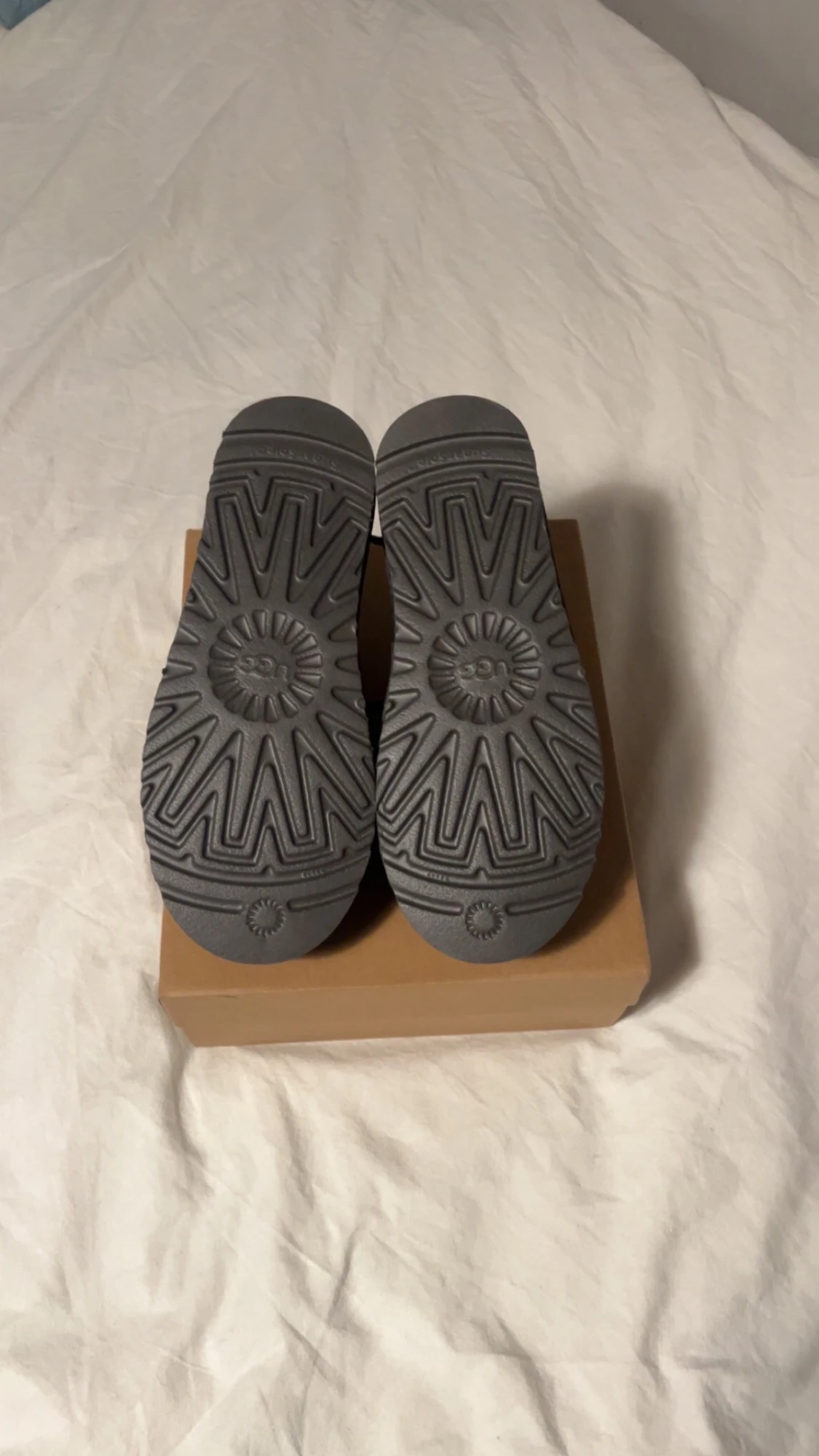 Grå UGG slip-in mockatofflor - 2