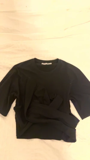 Svart T-shirt med öppen rygg XS - Svart T-shirt med öppen rygg, från lager 157 och är i storlek XS! Knappt använd och skicket är i 9/10!🩷 