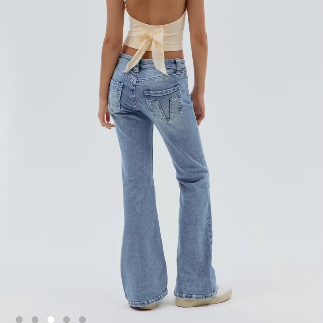 Bootcut ljusblå jeans med fickdetaljer - 1