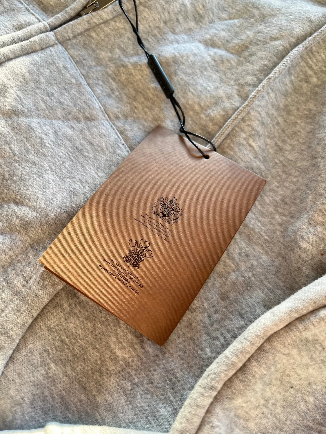 Grå hoodie från Burberry med rutig huva - 4
