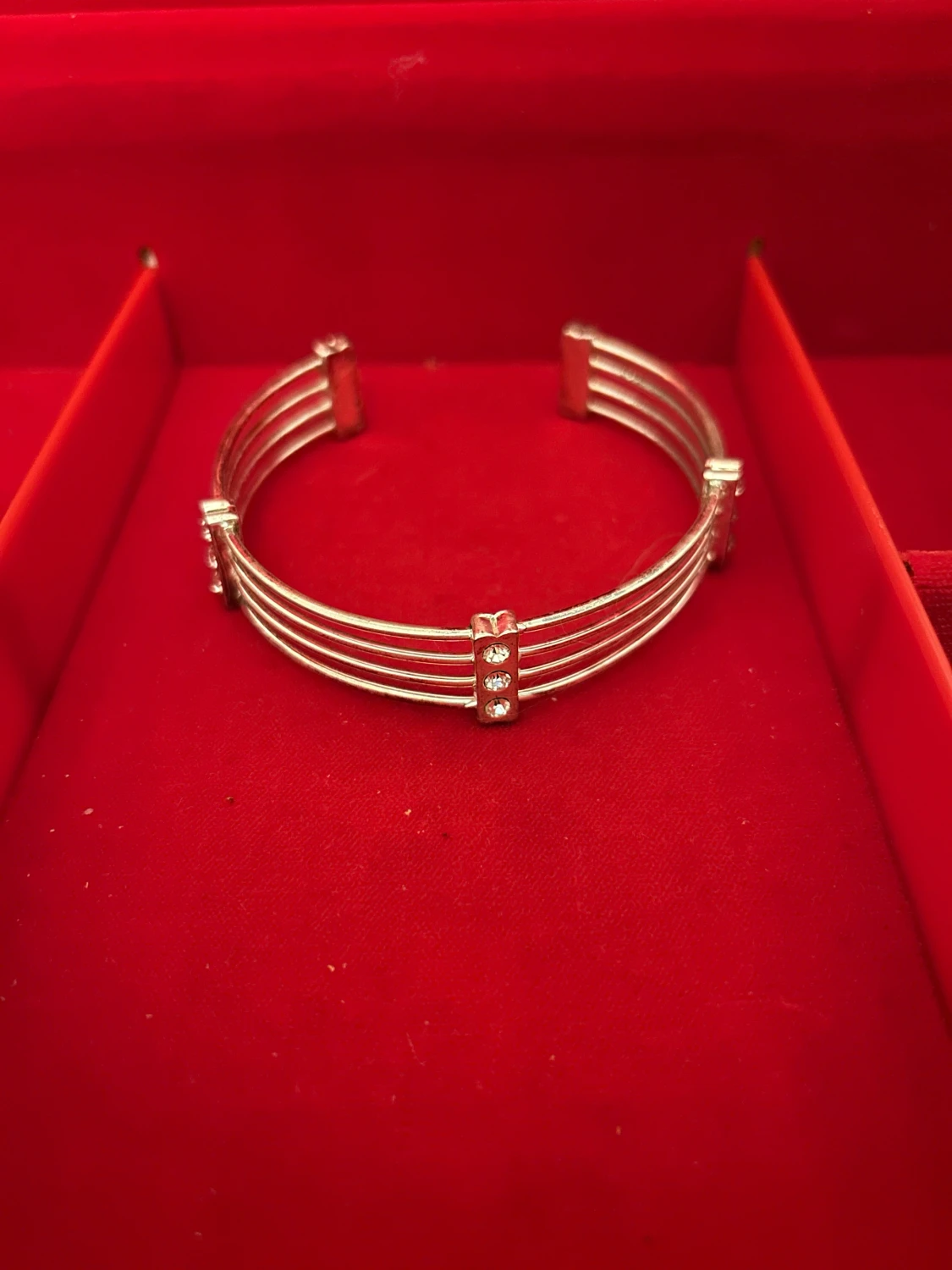 Silvrigt armband med glittriga stenar - 2