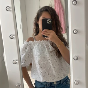 Vit överdel - Jättefin vit överdel från pieces i stl ”S” beställde därifrån men tyckte den va lite stor för mig. (Alldrig använd) original priset va 229 men säljer mycket billigare