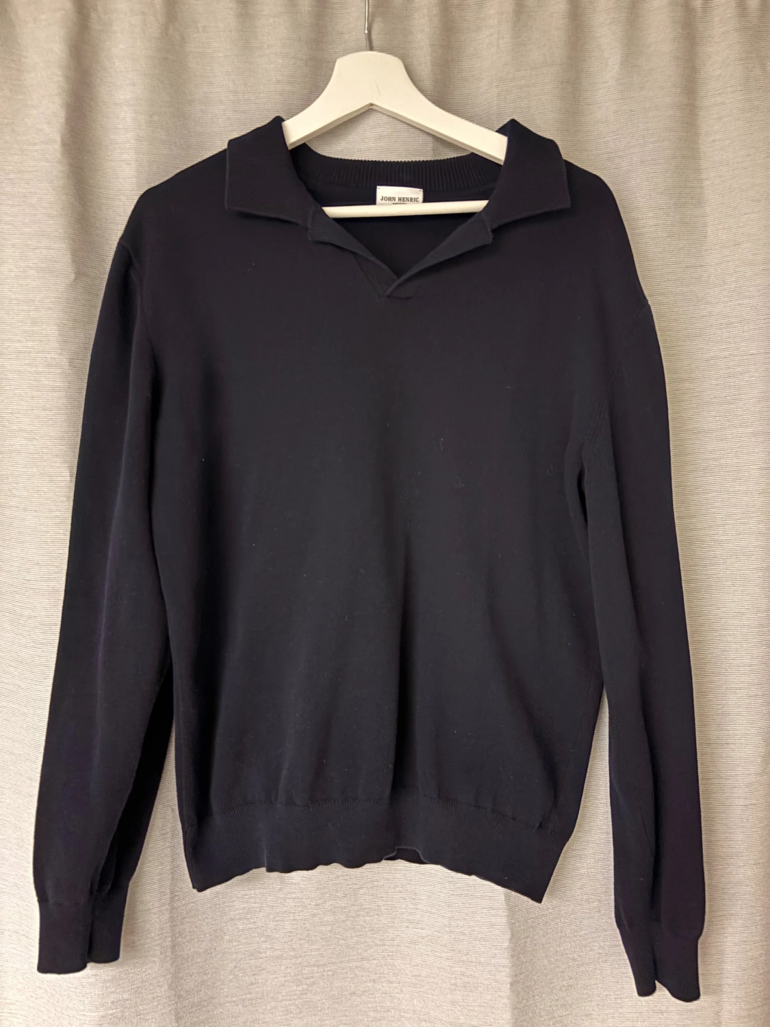 Mörkblå stickad pikétröja John Henric