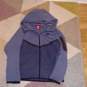 Nike tech fleece  - Den är använd i 2 månader. Då får ni billigt 20%.Först kostade den 800 istället får ni 450 