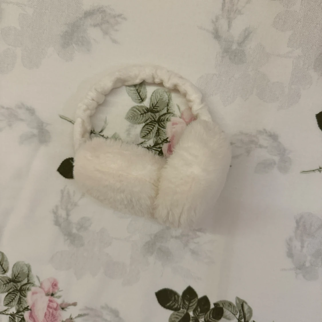 Vita fluffiga öronmuffar