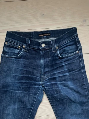 Nudie Jeans - Snygga mörkblå Nudie jeans j storlek W29 L32, modell Thin Finn, slim fit. Pris kan diskuteras! Hör av er vid frågor eller funderingar!