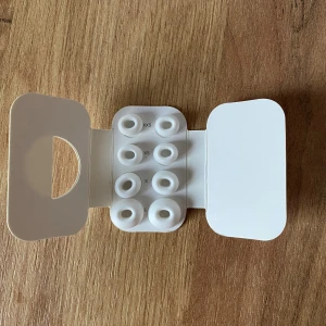AirPods Pro 3 - Säljer ett par AirPods Pro 3, komplett med originalförpackning och extra öronkuddar i flera storlekar. Trådlösa hörlurar med aktiv brusreducering och laddningsetui. Inga synliga repor eller skador, ser ut som nya. Använda ett tag så har inget kvitto kvar