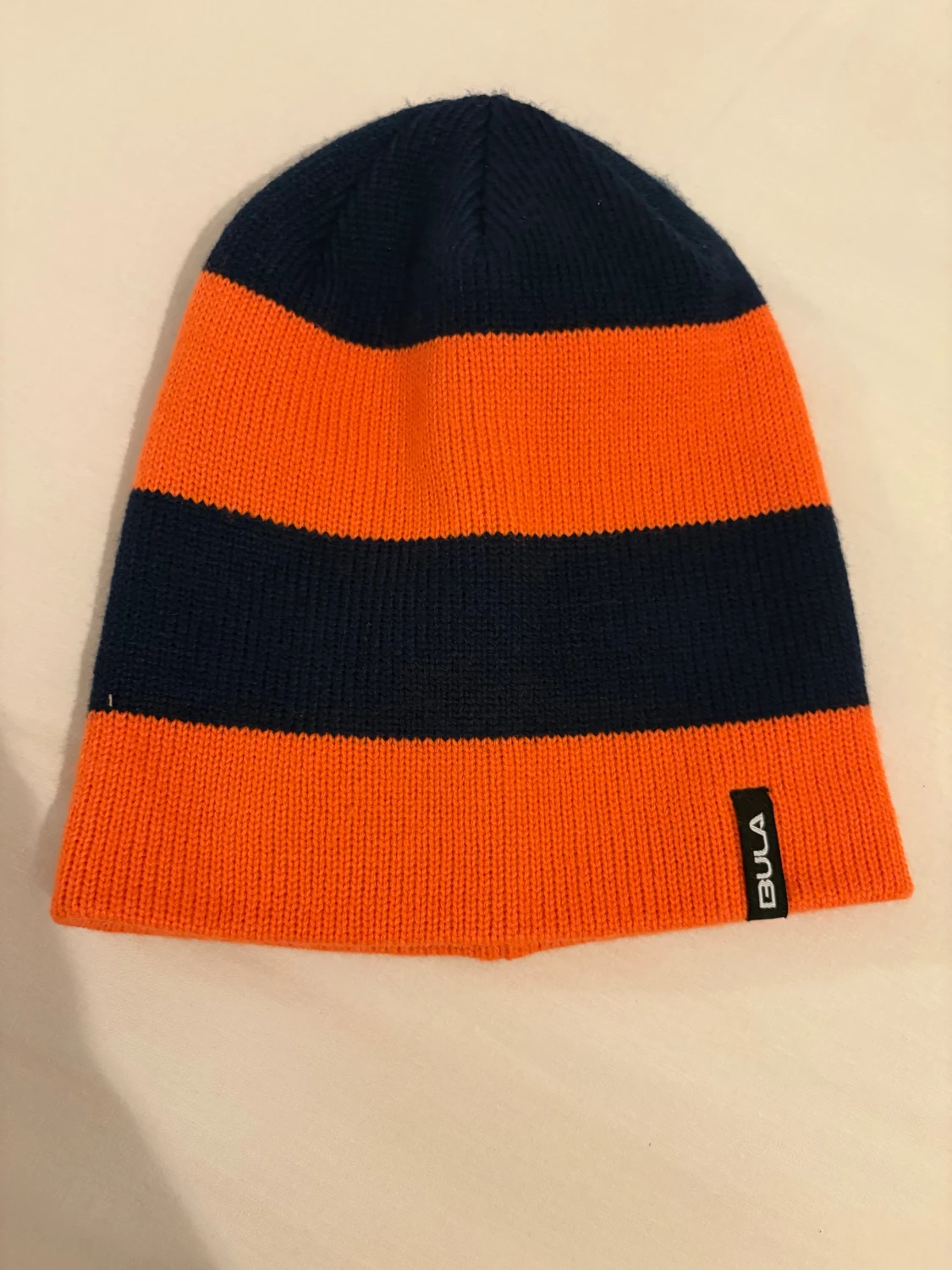 Randig mössa från Bula i orange och marinblå