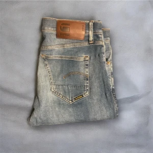 G-star Raw - säljer nu ett par riktigt feta G-star raw jeans (slim) Längd: 103 cm Midja: 45 cm. Hör av vid linsta fundering, priset är inte hugget i sten🤙🙌