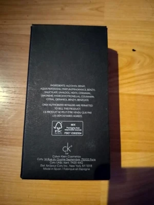 CK Be Eau de Toilette 100ml - CK Be från Calvin Klein, tillverkad i Spanien. Innehåller bl.a. alkohol denat, aqua, parfym, benzyl salicylate, linalool, hexyl cinnamal, limonene, hydroxycitronellal, coumarin, citral, geraniol och benzyl benzoate. Volym: 100 ml. Stilren och modern design.