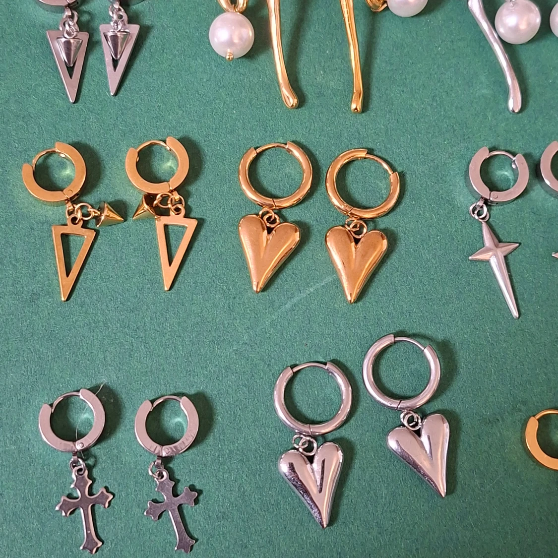 Mixade örhängen med hjärtan och kors
