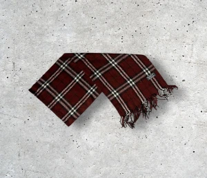 Vinröd Burberry scarf  - ✨ Klassisk Burberry-halsduk i 100% ull – djup vinröd ✨ Säljer en tidlös Burberry-halsduk i en vacker, djup vinröd färg med det ikoniska rutmönstret. Tillverkad i 100% mjuk och värmande ull som ger en lyxig känsla och håller hög kvalitet. En perfekt accessoar som ger en elegant färgklick och lyfter både vardags- och kvällsoutfits.   🧵 Skick: Mycket fint skick, varsamt använd 🌟 Känsla: Mjuk, varm och följsam 📦 Frakt: Skickas tryggt inom 24h  📏 Mått: Längd:150cm, Bredd:29cm