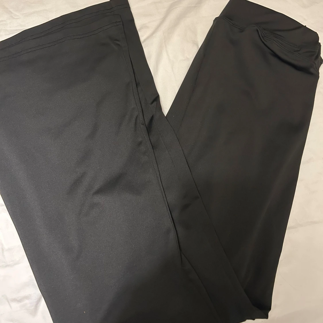 Svarta bootcut träningsbyxor  - 1