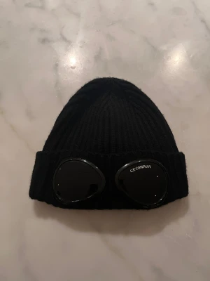  C.P. Company mössa - Svart C.P. Company mössa hör av er vid funderingar om pris eller annat!!