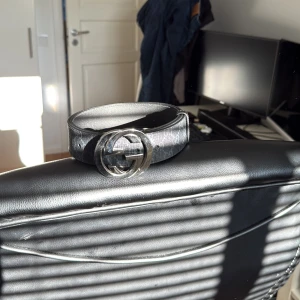 Gucci Bälte Svart Monogram läder   - Hej, säljer nu mitt Gucci bälte som jag inte använder så mycket längre. Bältet är äkta och är köpt på Guccis butik i Köpenhamn. Bältet är 90 centimeter långt och 4cm brett. Det är ett extremt stilrent bälte som passar till det mesta, det funkar lika bra till kavaj som de gör med jeans och en T-shirt. Original box och kvitto finns. Det finns ett litet slitage som har kommit av jeans med åren men de är inget märkvärdigt. Om du har frågor är de bara att ställa dem! MVH Vincent!