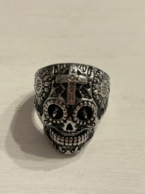 Ring i rostfritt stål stl 21,1 mm - Helt ny ring i rostfritt stål. Jättebra kvalité. Storlek 21,1 mm. 