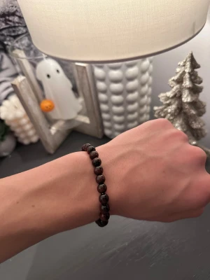 Mörkbrunt pärlarmband - Tja säljer fler olika färger på armband. Dem är helt nya och är i strechigt material men stretcha inte ut det för långt.