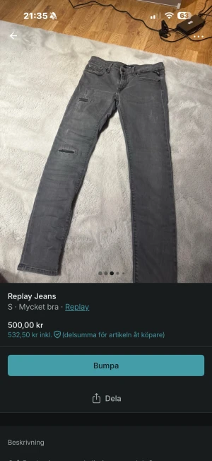Grå skinny jeans från Replay - Snygga grå jeans från Replay med skinny fit och slitningar på låret. Klassisk femficksmodell med dragkedja och knapp. Perfekta för dig som gillar en tajt och modern look.