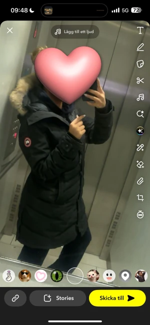 Svart lång Canada Goose vinter jacka  - Säljer en svart lång dunjacka från Canada Goose den är för stor för mig därför säljer jag även den.Den har  patch på ärmen och stor huva med fluffig päls. Jackan har dragkedja framtill, knappar vid ärmslut och är perfekt för kalla dagar. Snygg och tidlös modell som håller dig varm hela vintern. Den säljs även inte med päls längre 