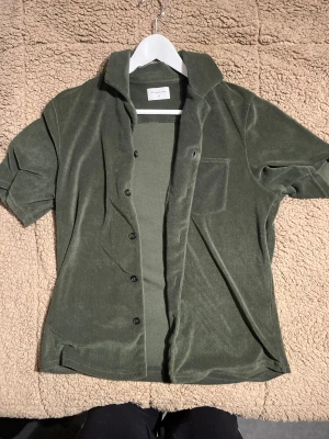 Grön kortärmad skjorta Studio Total - Rensar ut min garderob, alltså vissa kläder som är väll använda vissa är knappt använda, storlek ser ni. Väldigt bra pris på allt så köp boundell om ni vill!! Hör av vid frågor 