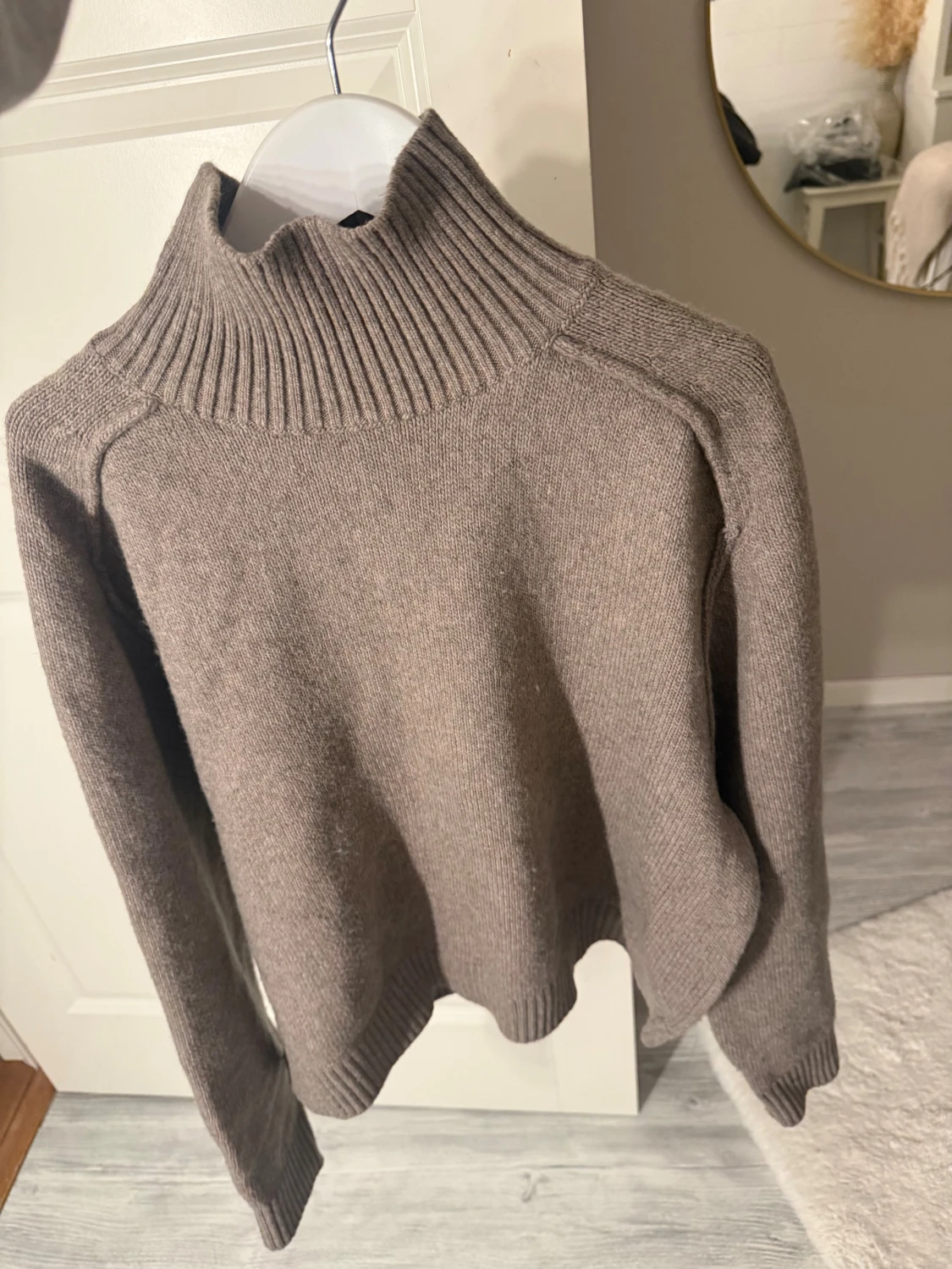 Beige stickad polotröja - 1