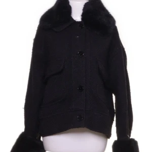 Kort jacka med fuskpäls - Säljer nu min superfina neo noir jacka som inte längre går att få tag på! Inga defekter förutom en lös knapp, men de är inget lite nål och tråd kan fixa!💗 Pris kan diskuteras, hör av er vid frågor 🥰