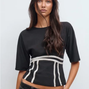 Snygg topp  - Jättesnygg topp från Gina 14+ som man knyter i ryggen! Använd en gång men den kommer inte till användning 🩷