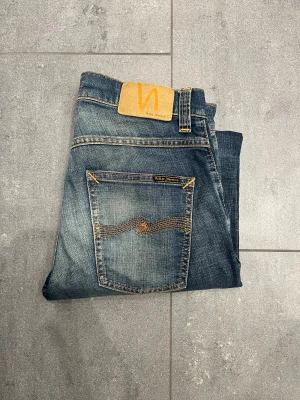 Mörkblå jeans från Nudie Jeans - Snygga blåa jeans från nudie jeans, riktigt snygg tvätt. Modell: grim trim färg: worn in broke