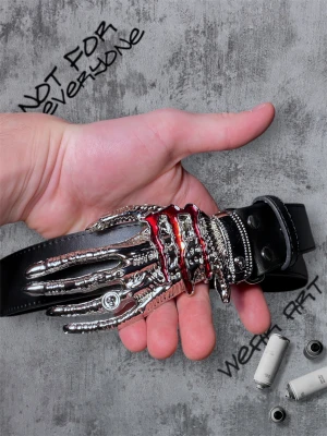 ”Monster Energy” svart bälte  - Unikt svart bälte med ett detaljerat skelettspänne i silver och röda detaljer som ser ut som blod. Bältet är tillverkat i skinn och har en cool, edgy vibe. Perfekt för dig som vill sticka ut och gillar statement-accessoarer.