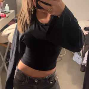 svart tröja med knytt på baksidan  - Tröja från lager i storlek xs