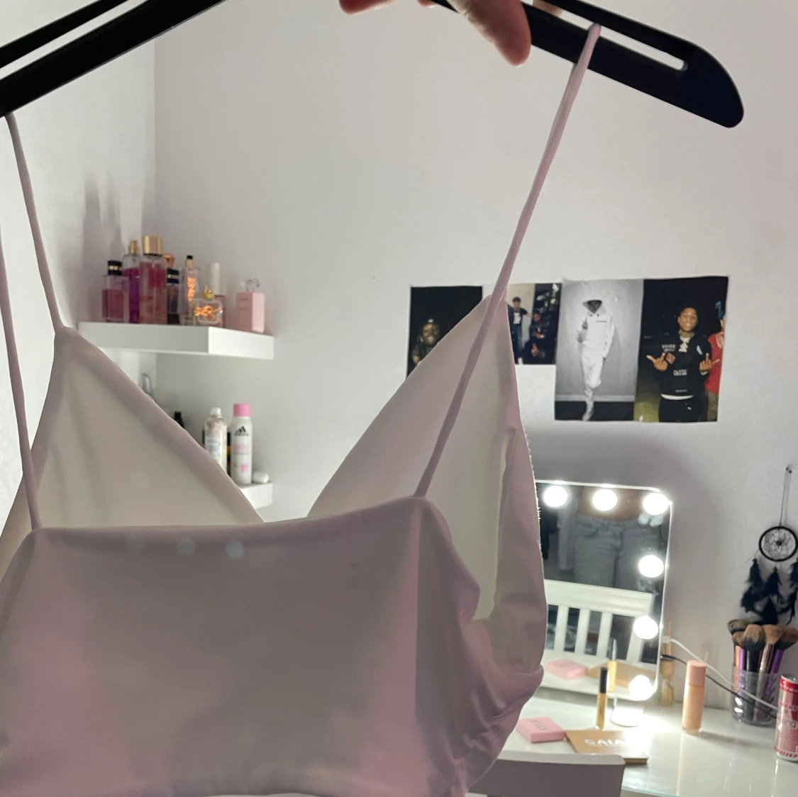 Vit omlott linnetopp med smala axelband - 2