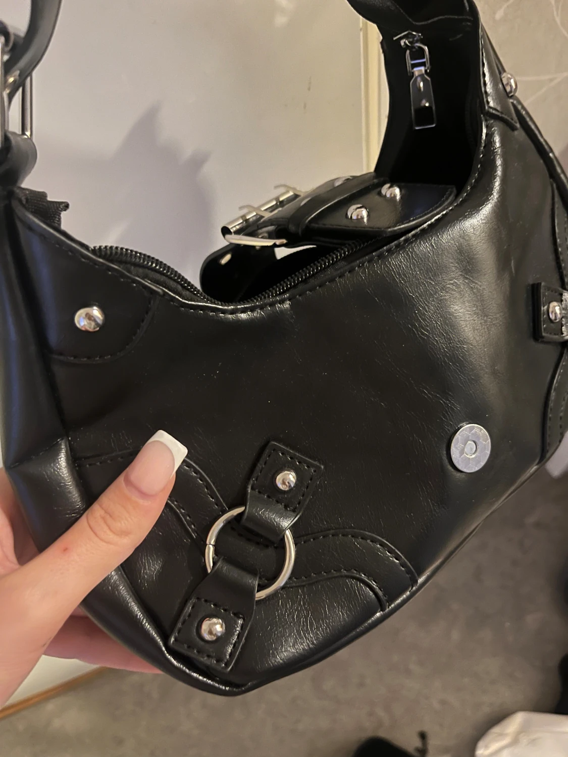 Svart axelväska med stora metalldetaljer - 2