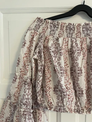 Unik off-shoulder blus - Unik off-shoulder topp/ blus med stora ärmar!  Superbra skick!  Kontakta mig gärna för fler bilder! 💗