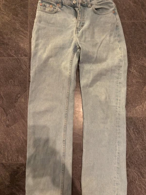 Ljusblå Weekday jeans straight fit - Säljer ett par tvär feta ljusblå jeans från Weekday med klassisk femficksdesign och raka ben. Jeansen har hög midja och är tillverkade i bomull. Storlek 28/32 säljer pga för småa. Otroligt bra skick. Prig går att diskutera.