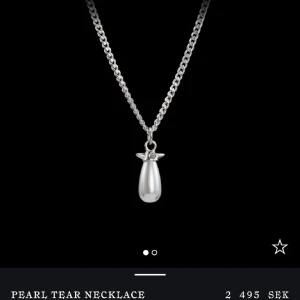 Pearl Tear halsband i silver - Väldigt fint smycke från Maria Nilsdotter!!💞 köpt i slutet på augusti så är som nytt🫶🏻 kedjan är 50cm, säljer gör är ute efter anndrs smycket😇🥰